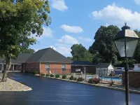Bourbon Capital Inn - Motels