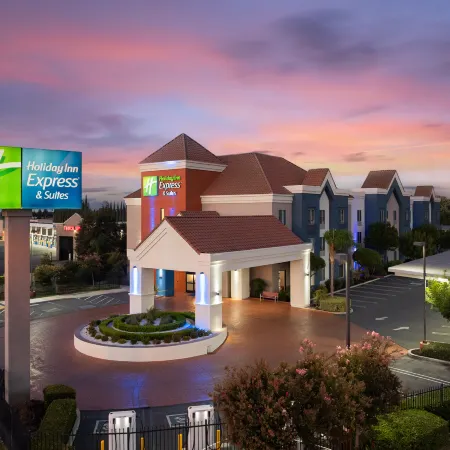 Holiday Inn Express & Suites LATHROP by IHG