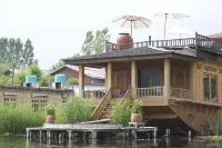 Sukoon Houseboat Dal Lake Hotels in Nishat