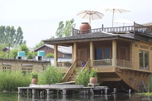 Sukoon Houseboat Dal Lake Hotels in Nishat