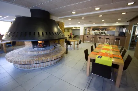 Hotel y Apartamentos SNÖ Isaba Отели в г. Isaba