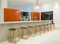 墨西卡利－市政中心智選假日酒店 - 酒吧