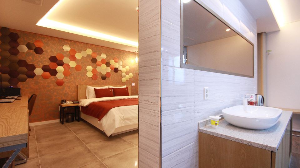 Jade Hotel