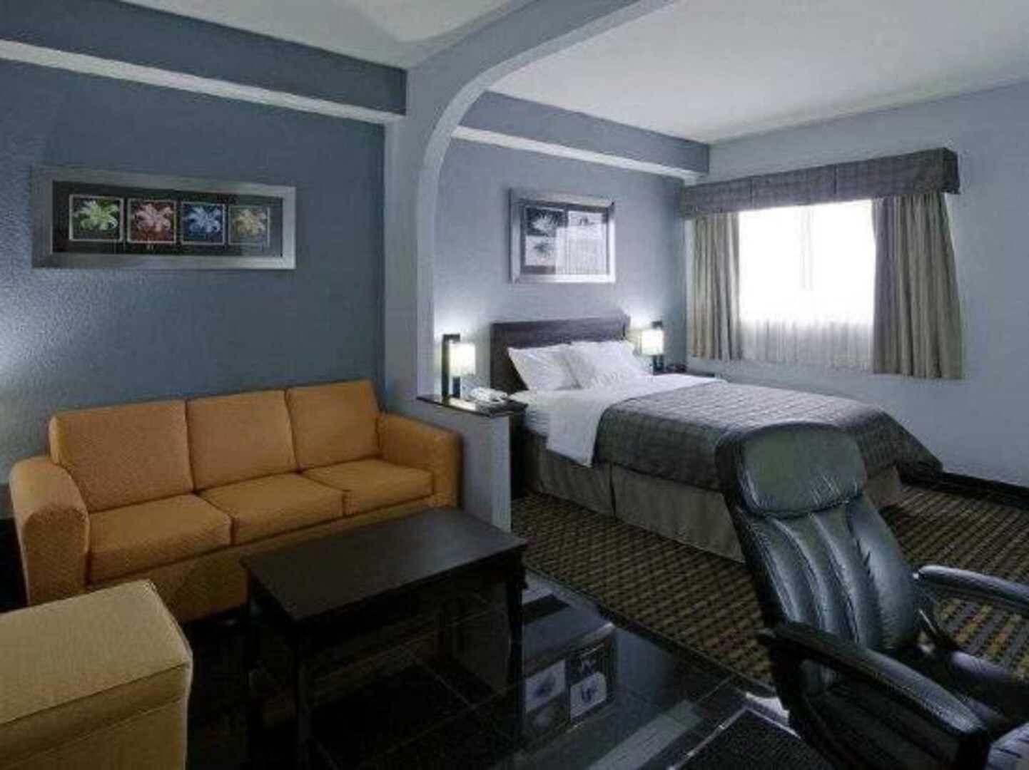 Days Inn & Suites by Wyndham Bonita Springs North Naples