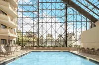 DoubleTree by Hilton Hotel Newark Airport - С бассейном