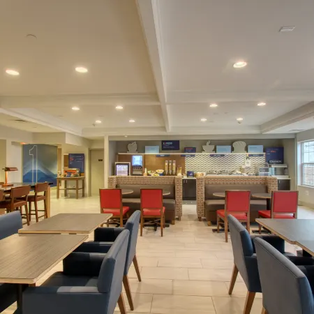 Holiday Inn Express & Suites OSHKOSH-SR 41 by IHG