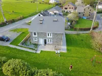 Joli gite dans un village très calme à côté de la Roche-en-ardenne 12 personnes Hôtels à proximité de : Musée de la Bataille des Ardennes