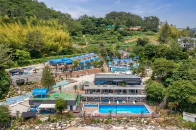 Geoje Island Jangmok Hawaii Pension (Caravan)