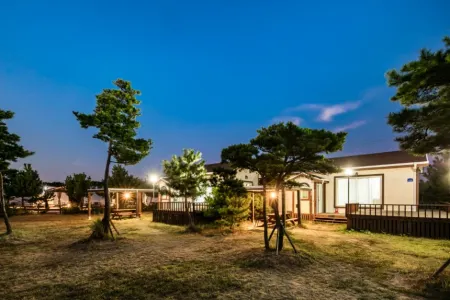 Seosan Badasarang Pension Town Отели рядом с достопримечательностью «Beolcheon Auto Campground»