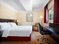 Courtyard by Marriott Rome Central Park Hotels near مستشفى جيميللي