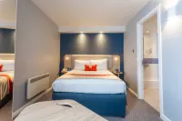 Holiday Inn Express Glasgow - City Ctr Theatreland Hotels near Baird Hall