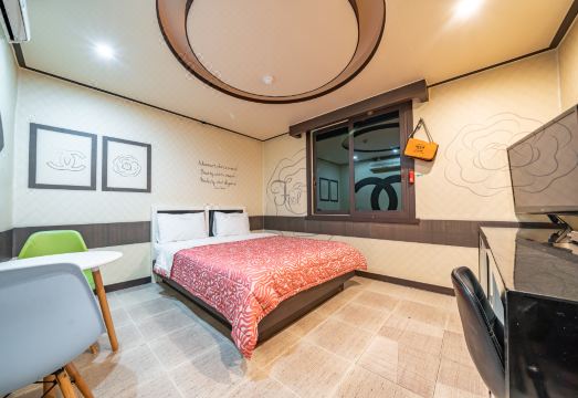 깨끗한 시설의 사천 필 호텔 복도