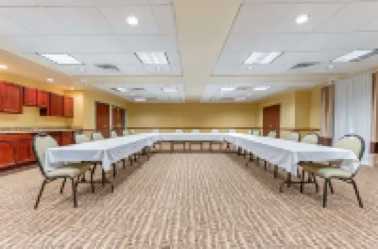 คอมฟอร์ต สวีทส์ ฟินด์เลย์ ไอ-75 ใกล้สปอร์ตคอมเพล็กซ์