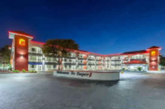 Super 8 by Wyndham Austin University/Downtown Area Hotels near Elisabet Ney Museum