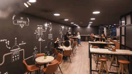 Holiday Inn - the niu, Tab Dusseldorf Main Station Отели рядом с достопримечательностью «Neuer Zollhof»