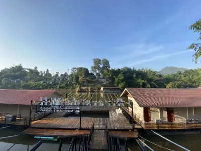 Riverside Hill Resort & Restaurant Отели в г. Сай-Йок