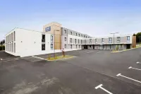 Kyriad Prestige Saint Malo فنادق في Saint-Jouan-des-Guerets