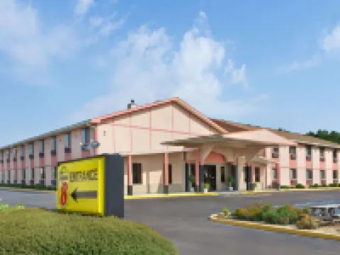 Super 8 by Wyndham Waycross GA ウェークロスのホテル