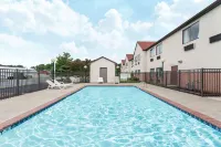 Days Inn & Suites by Wyndham Seaford - piscina