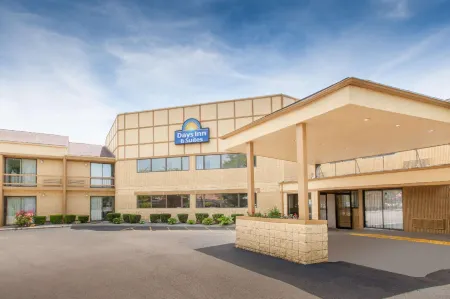 Days Inn & Suites by Wyndham Madison Heights MI