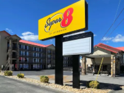 ซูเปอร์8บายวินด์แฮมพิจอนฟอร์จดาวน์ทาวน์ โรงแรมในพีเจียนฟอร์จ