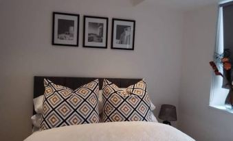 Whole Apartment 5Mins to East Croydon & Concierge