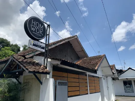 Recharge Cafe & Garasi Homestay Отели в г. Ngampilan