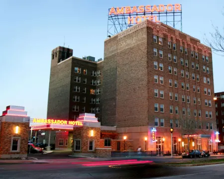 โรงแรมแอมบาสซาเดอร์ มิลวอกี - เทรดมาร์คคอลเลกชัน บาย วินด์แฮม โรงแรมในมิลวอกี