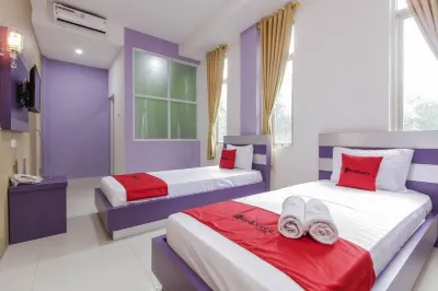 RedDoorz Plus near Stasiun Bekasi Hotel dekat LSPR BEKASI