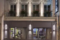 Hotel le Petit Paris Các khách sạn gần St. Sulpice Fountain