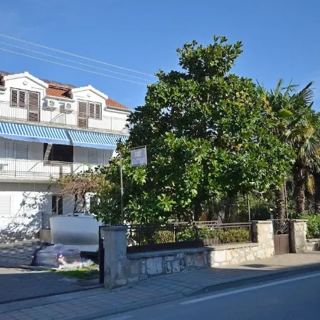 Apartments and Rooms Bepina