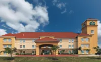 La Quinta Inn & Suites by Wyndham Bridge City