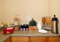 Econo Lodge Inn & Suites - breakfast