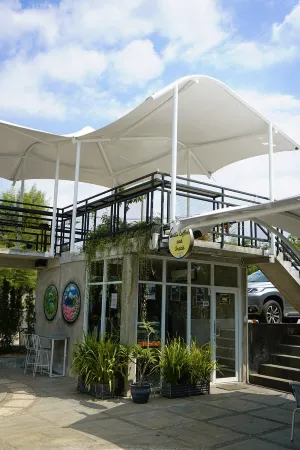 Bell's Place Hotel Отели рядом с достопримечательностью «Таман Будайя Сентул Сити»