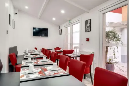 Paris Hotel Отели в г. Клиши-ла-Гаренн