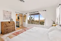 High View Haven - Hot Tub, Fire Pit & BBQ in Joshua Tree! 4 Bedroom Home by RedAwning