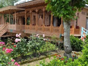 The Heritage Safina Group of Houseboats