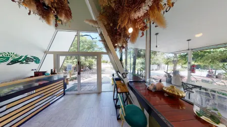 Patoey House Отели рядом с достопримечательностью «Chonburi Municipality Stadium»