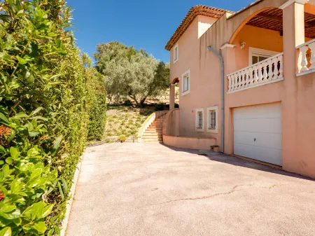 La Figuière Отели рядом с достопримечательностью «Eglise Sainte-Maxime»