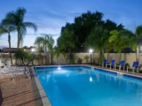 Super 8 by Wyndham Bradenton Sarasota Area ブレーデントンのホテル