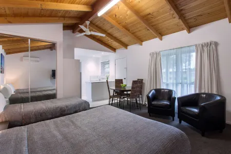 Best Western Colonial Village Motel Отели рядом с достопримечательностью «Уоррнамбул»