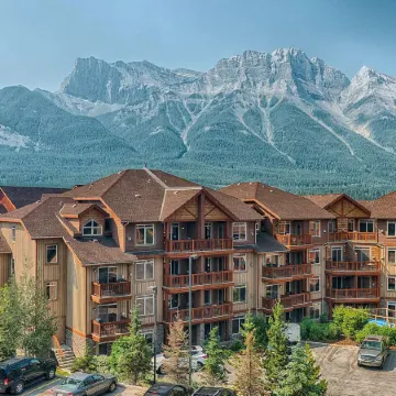 Falcon Crest Lodge by Clique