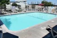 Motel 6 Atascadero, CA - Swimmingpools