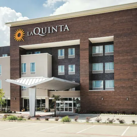 La Quinta Inn & Suites by Wyndham Dallas Plano - the Colony