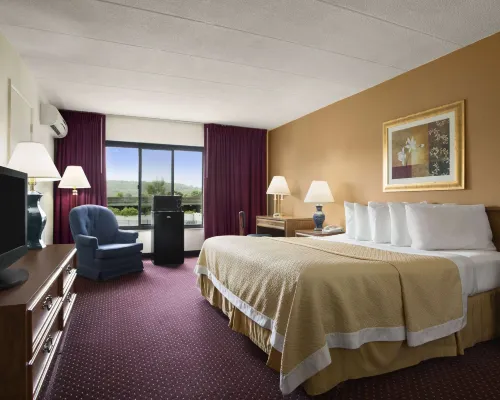 Ramada by Wyndham Pittsburgh/New Stanton Hotels in New Stanton
