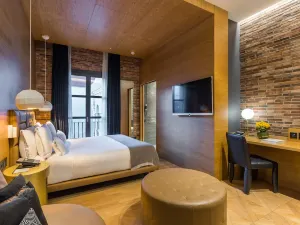 Monument Hotel