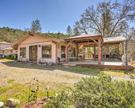 Gorgeous Oakhurst Retreat w/ Swimming Hole! Hotels in Oakhurst