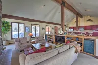 Unique Mountain Escape w/ 2 Decks < 2 Mi to Skiing - Wi-Fi
