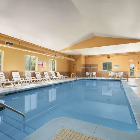 Days Inn & Suites by Wyndham Cedar Rapids