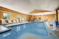 Days Inn & Suites by Wyndham Cedar Rapids - Pools